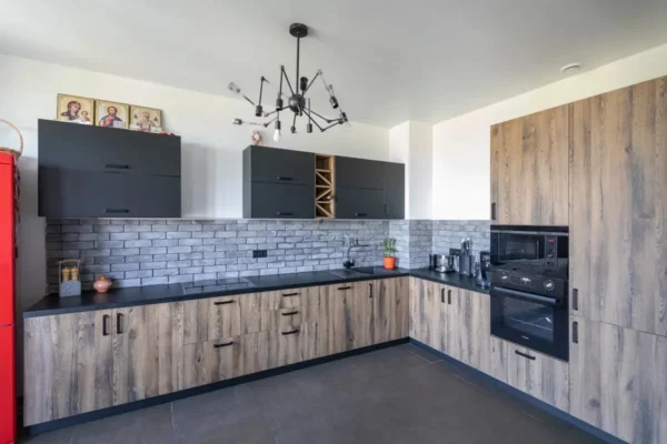 Cocina Esquinera BSH1447: Solución Moderna en Estilo Loft