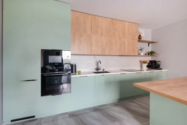 Cocina Recta con Isla Elegante