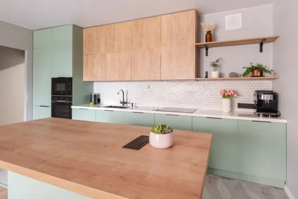 Cocina Recta con Isla Elegante