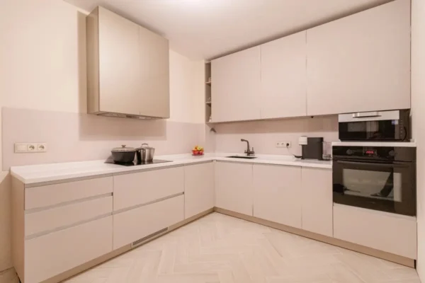 Cocina en Esquina AM516 Acrílico: La Combinación Perfecta de Estilo y Funcionalidad